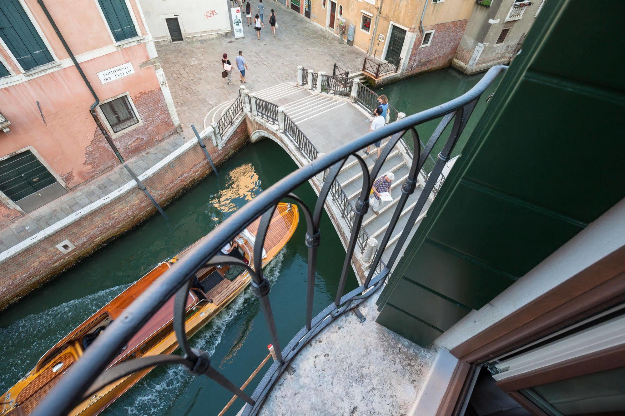 Liassidi Wellness Suites Venesia Bagian luar foto